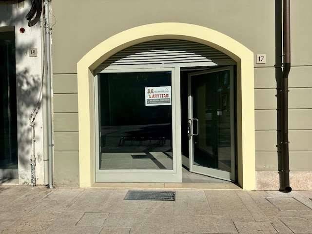 negozio in affitto a Mirandola