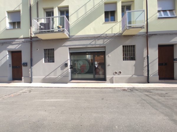 negozio in affitto a Mirandola