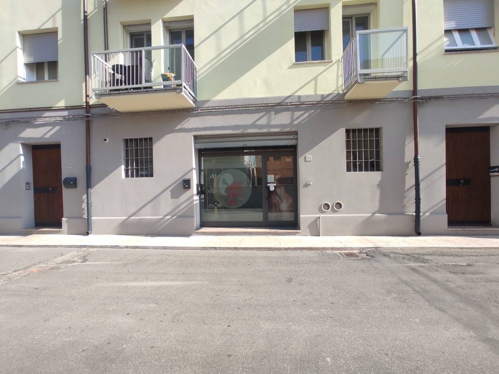negozio in affitto a Mirandola