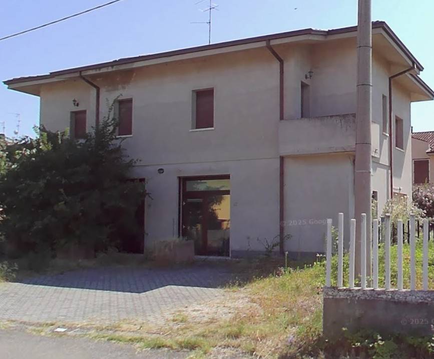 negozio in affitto a Mirandola in zona Quarantoli