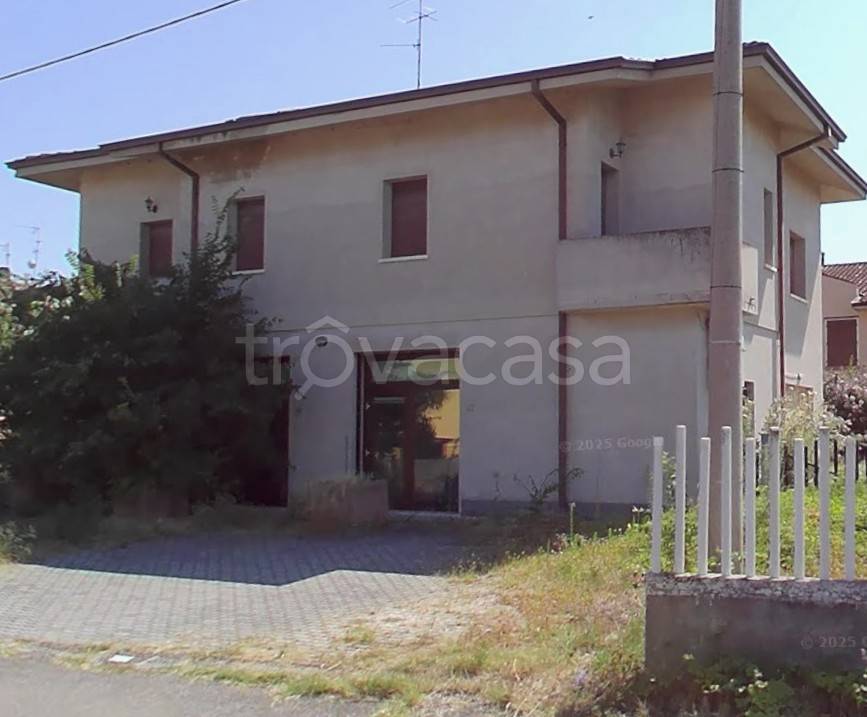 negozio in affitto a Mirandola in zona Quarantoli