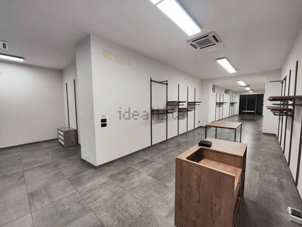 locale commerciale in affitto a Mirandola