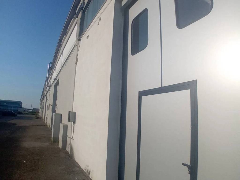 locale commerciale in affitto a Mirandola