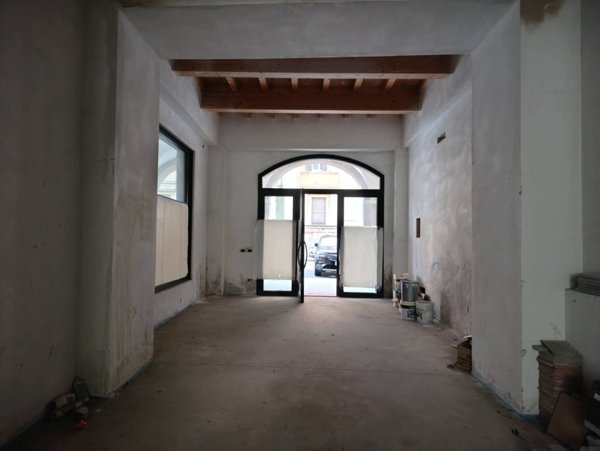 locale commerciale in affitto a Mirandola