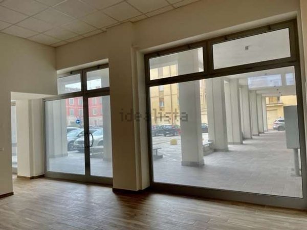 negozio in affitto a Mirandola