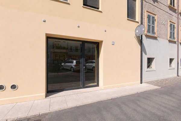 negozio in affitto a Mirandola