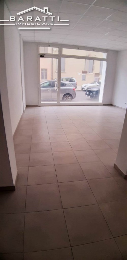 negozio in affitto a Mirandola