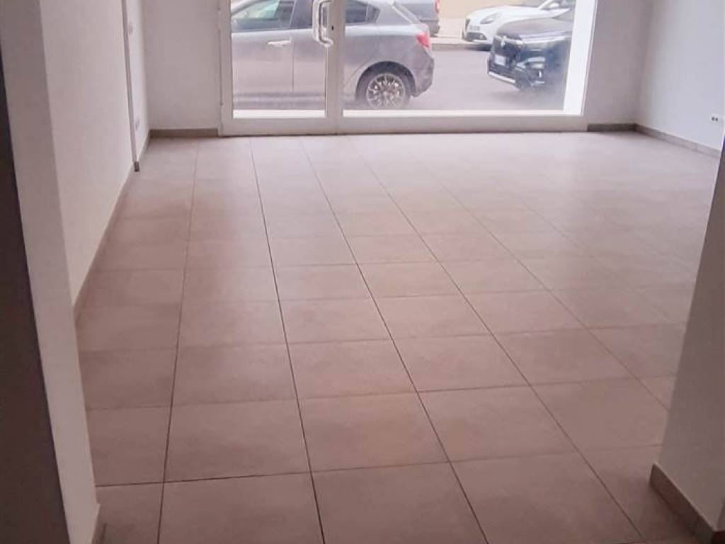 negozio in affitto a Mirandola in zona Cividale