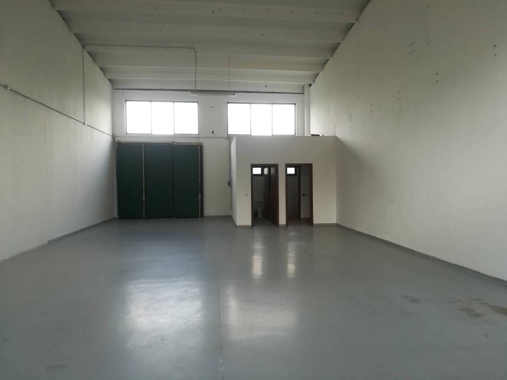 locale commerciale in affitto a Mirandola
