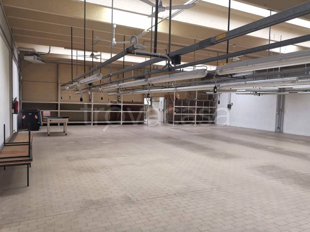 locale commerciale in affitto a Modena in zona Madonnina / Quattro Ville