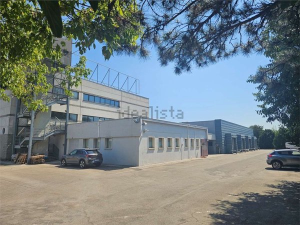 locale commerciale in affitto a Modena in zona Madonnina / Quattro Ville