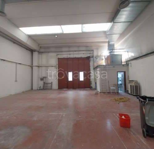 locale commerciale in affitto a Modena