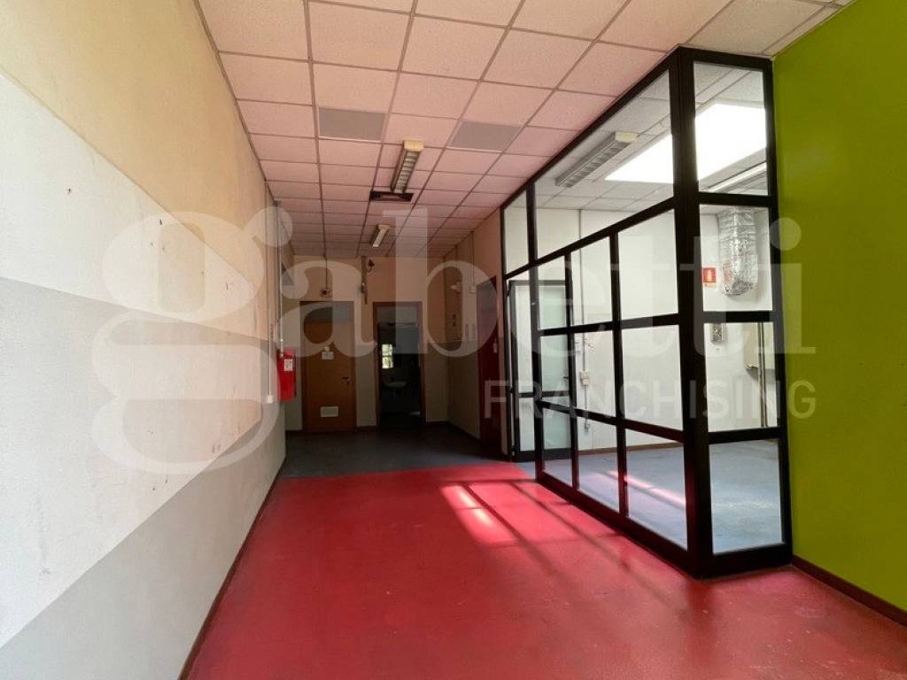 negozio in affitto a Modena in zona Crocetta