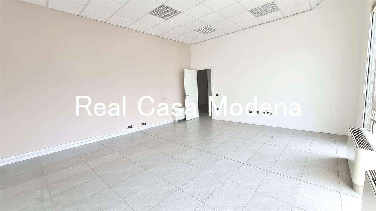 negozio in affitto a Modena in zona Crocetta