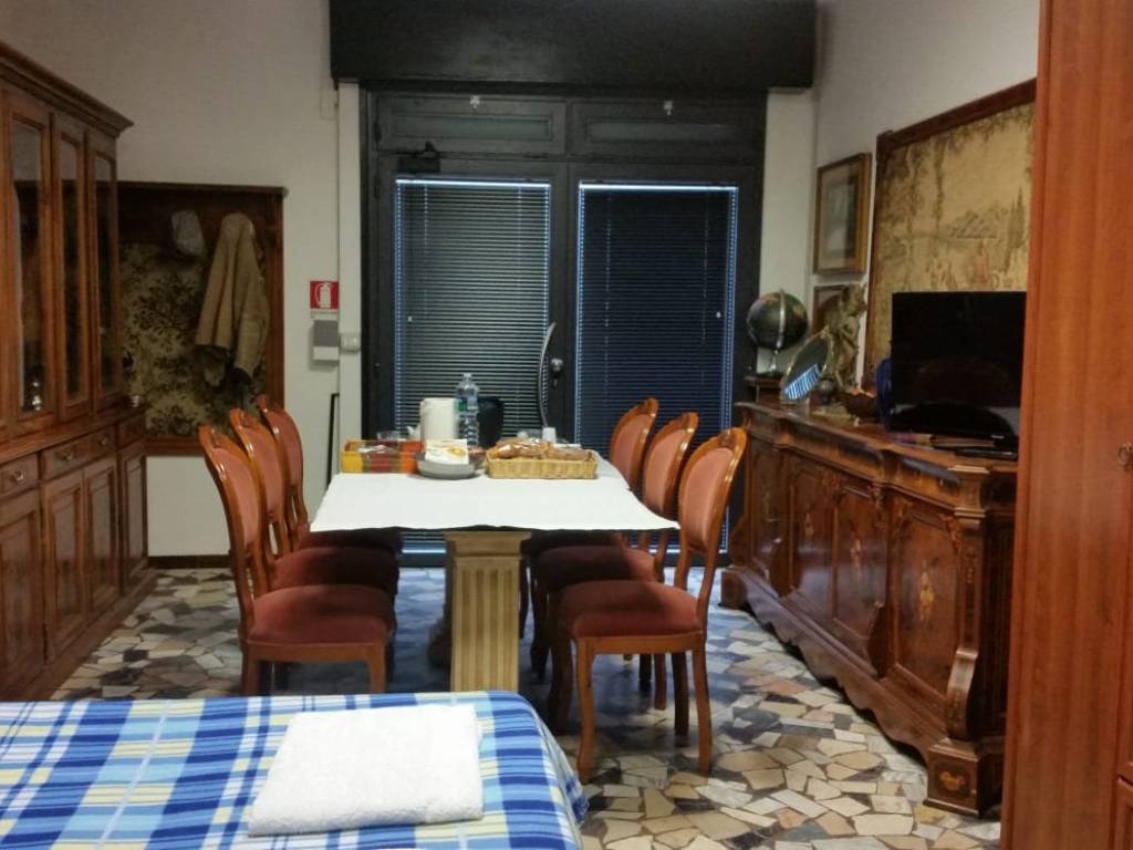 negozio in affitto a Modena in zona Cittanova