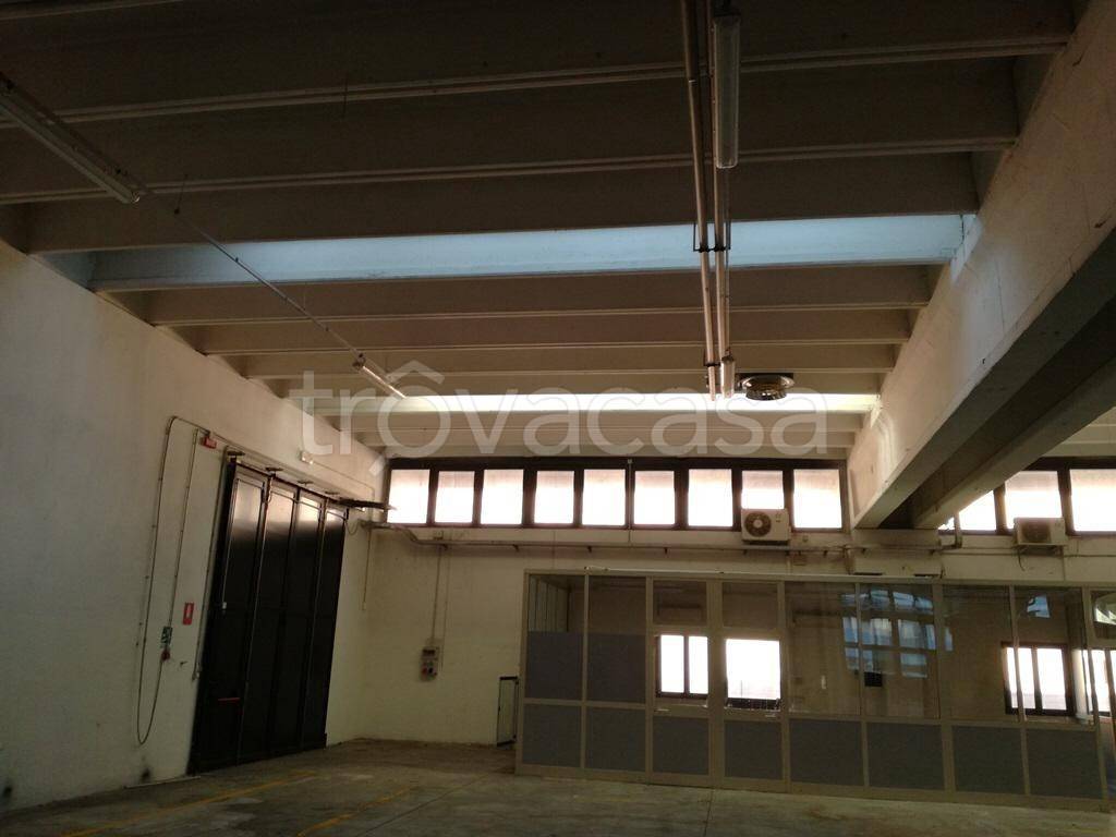 locale commerciale in affitto a Modena in zona Cittanova