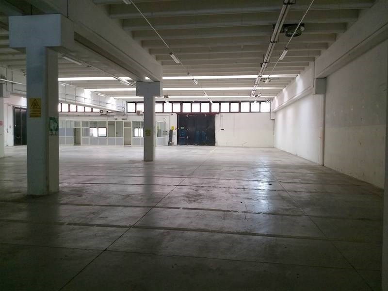 locale commerciale in affitto a Modena