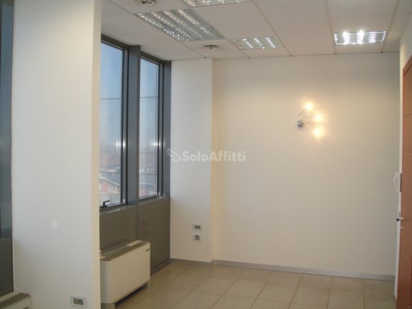 locale commerciale in affitto a Modena