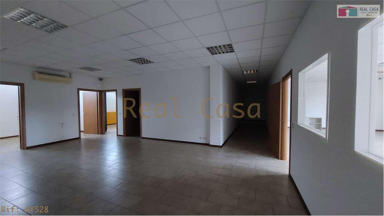 locale commerciale in affitto a Modena in zona Madonnina / Quattro Ville