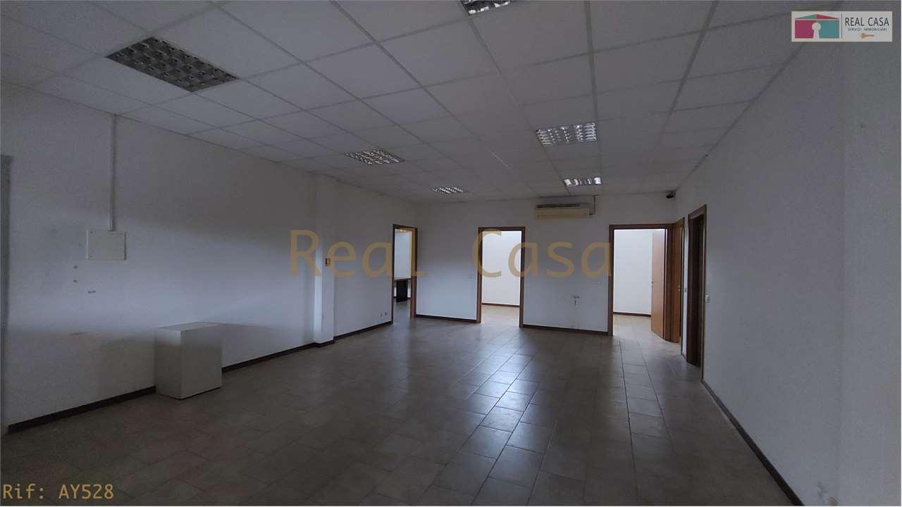 locale commerciale in affitto a Modena in zona Madonnina / Quattro Ville