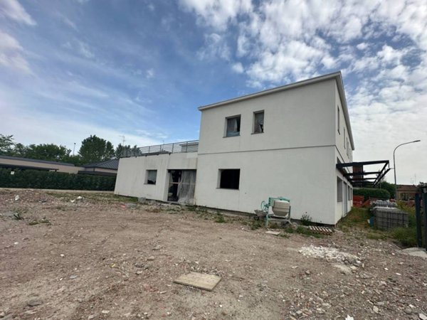 negozio in affitto a Modena in zona San Lazzaro / Modena Est