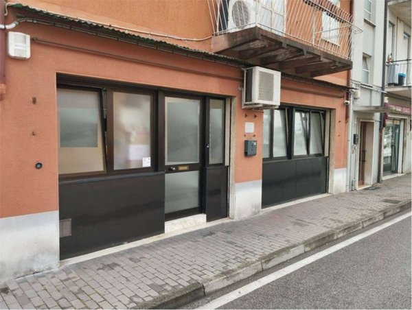 negozio in affitto a Modena in zona San Faustino