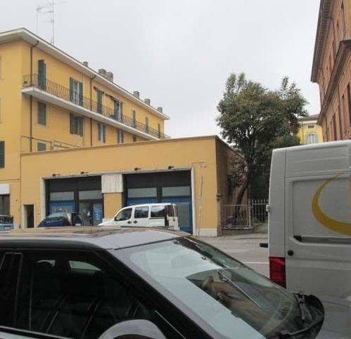 negozio in affitto a Modena