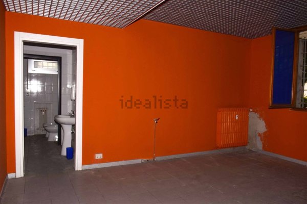 negozio in affitto a Modena in zona Amendola