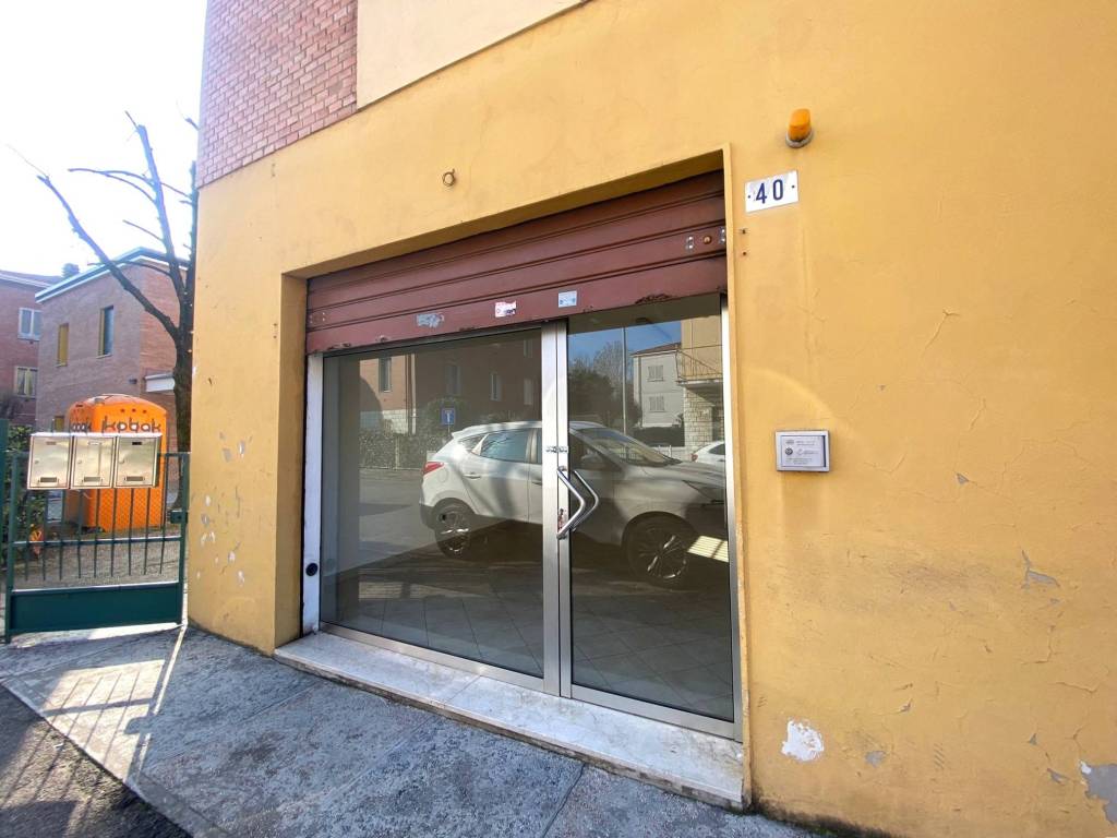 negozio in affitto a Modena in zona Vaciglio