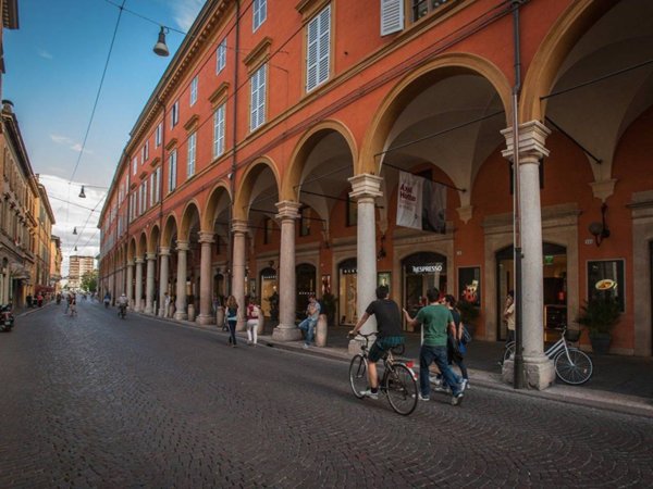 negozio in affitto a Modena