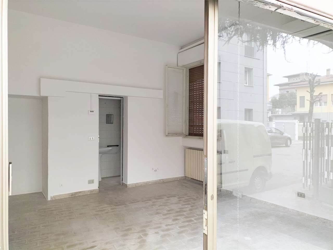 negozio in affitto a Modena in zona Buon Pastore