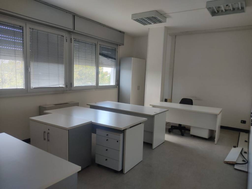 negozio in affitto a Modena in zona Cognento