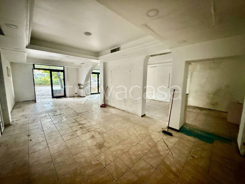 negozio in affitto a Modena in zona Madonnina / Quattro Ville