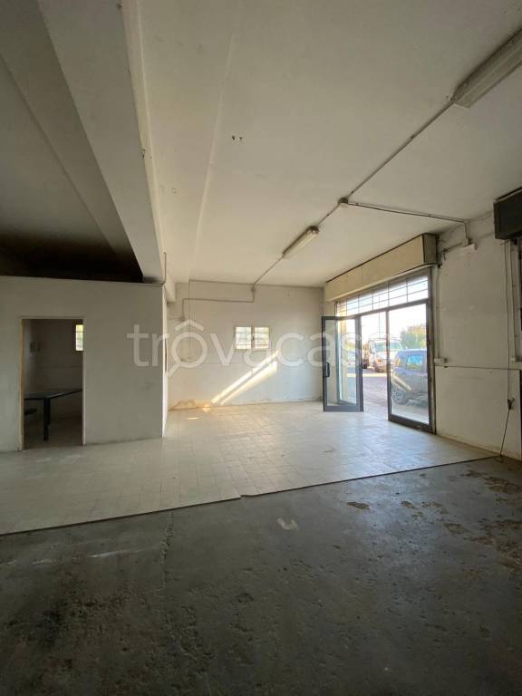 locale commerciale in affitto a Modena