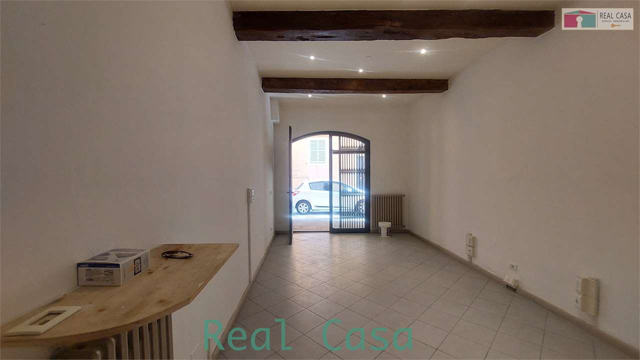 locale commerciale in affitto a Modena in zona Centro Storico