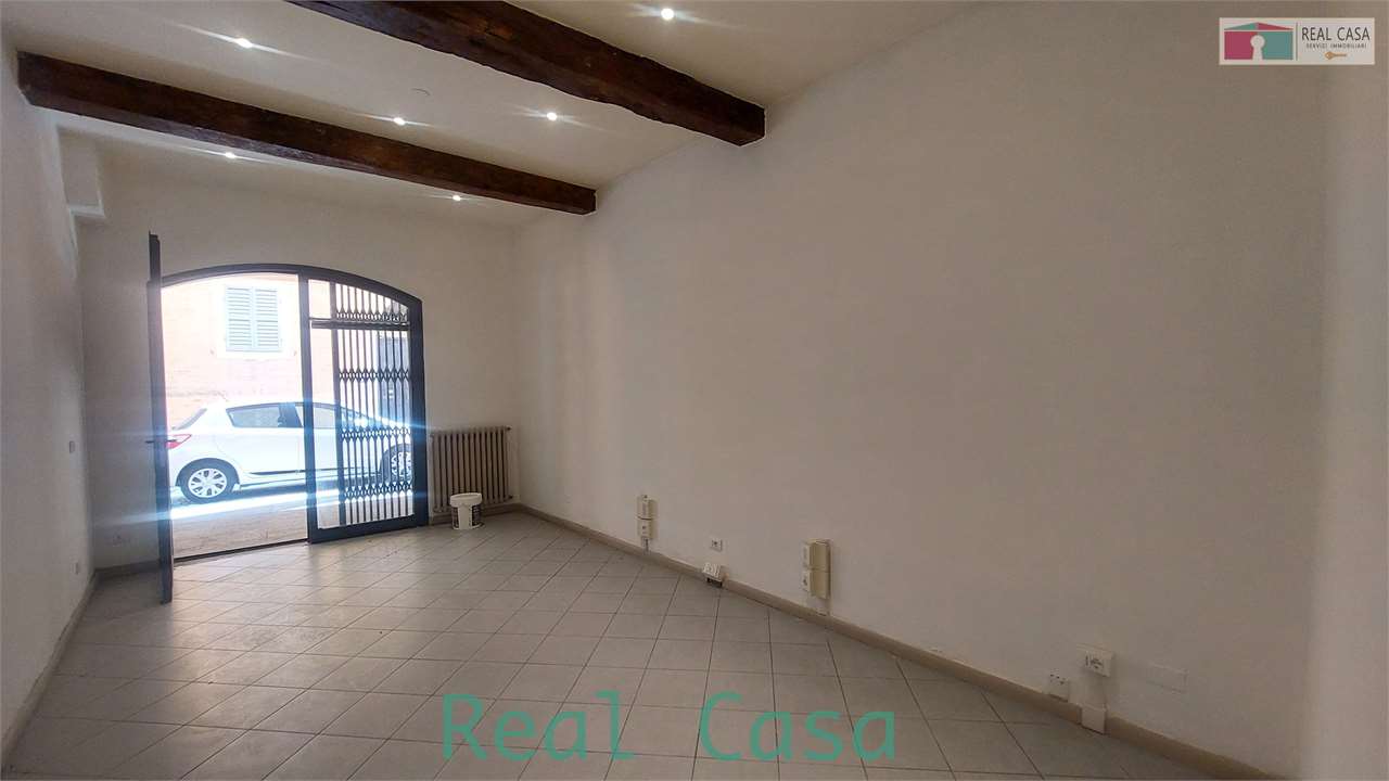 locale commerciale in affitto a Modena in zona Centro Storico