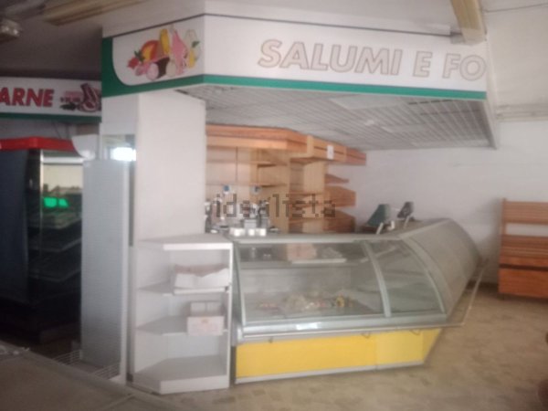 locale commerciale in affitto a Modena