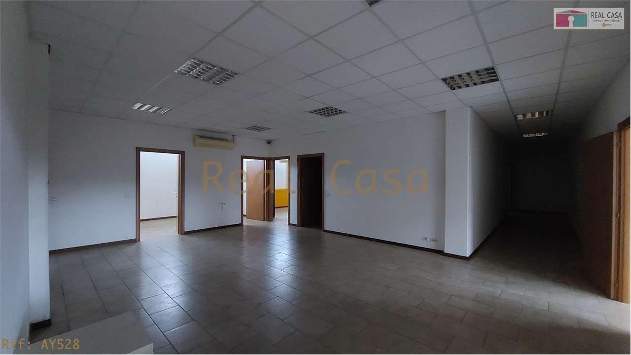 negozio in affitto a Modena in zona Madonnina / Quattro Ville