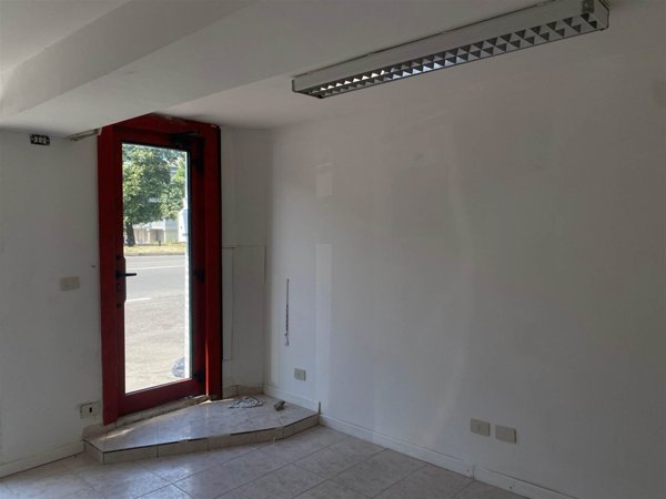 negozio in affitto a Modena in zona Madonnina / Quattro Ville