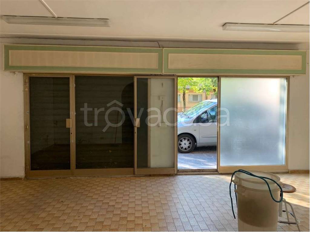 negozio in affitto a Modena in zona Amendola