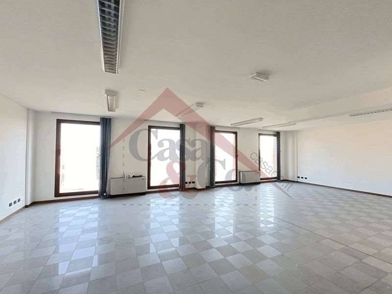 ufficio in affitto a Modena in zona Madonnina / Quattro Ville