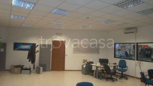 locale commerciale in affitto a Modena