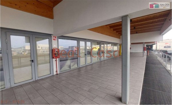 locale commerciale in affitto a Modena in zona Madonnina / Quattro Ville