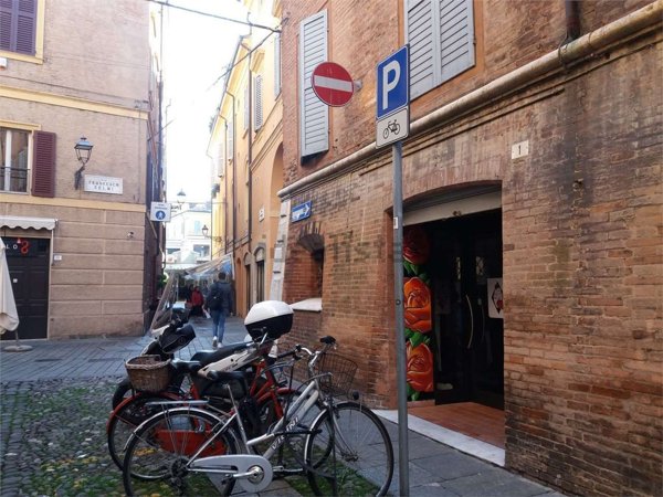 negozio in affitto a Modena in zona Centro Storico