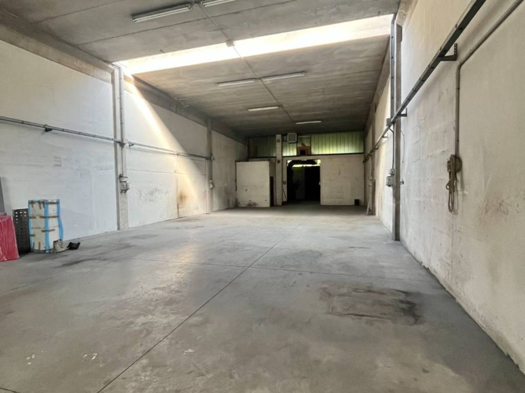 locale commerciale in affitto a Modena in zona Buon Pastore