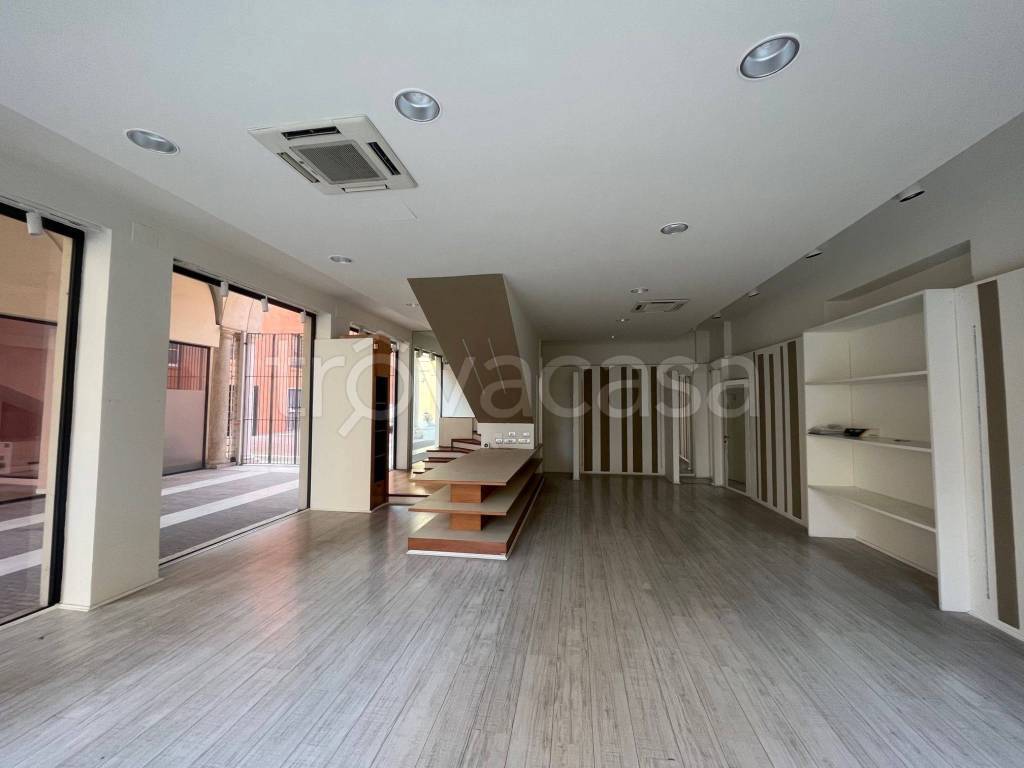 negozio in affitto a Modena in zona Centro Storico