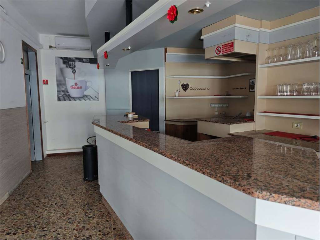 negozio in affitto a Modena in zona Madonnina / Quattro Ville