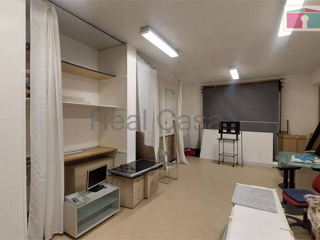 negozio in affitto a Modena in zona Cognento