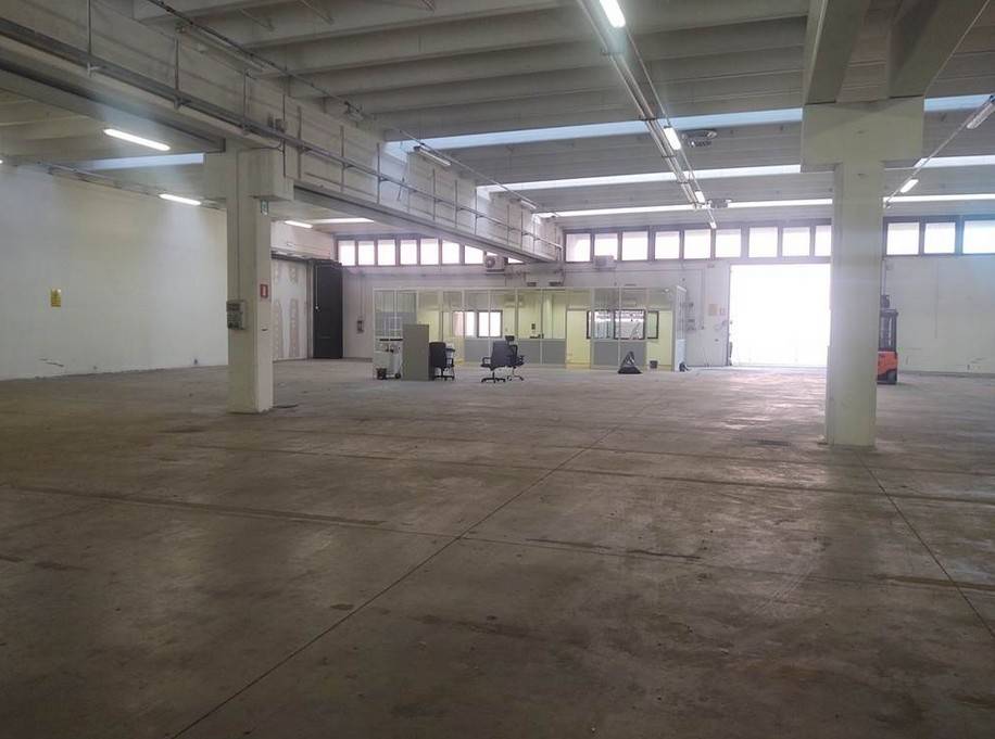 locale commerciale in affitto a Modena in zona Cittanova