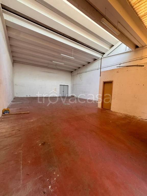 locale commerciale in affitto a Modena